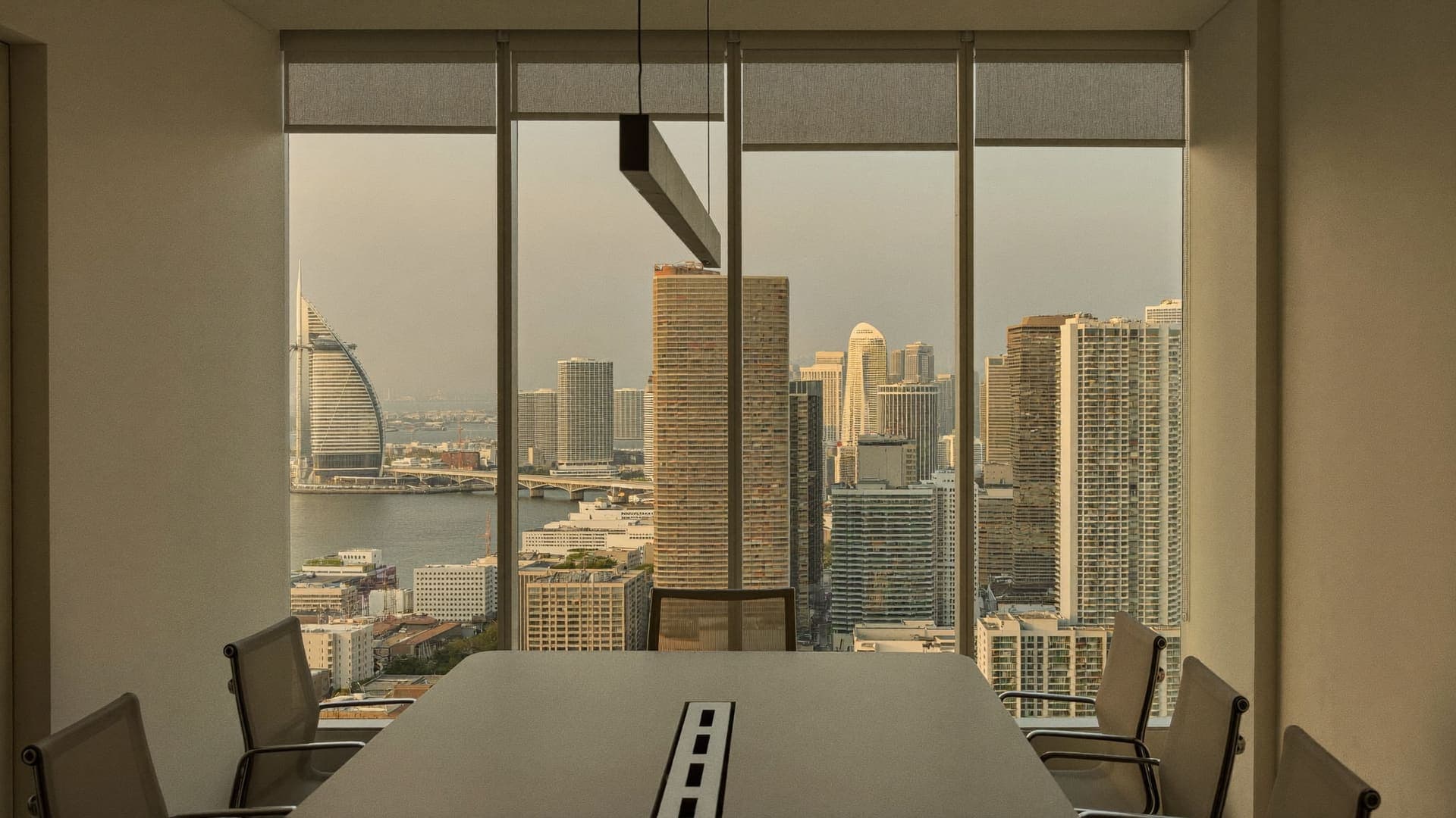Sala de reuniones minimalista con vista a la ciudad